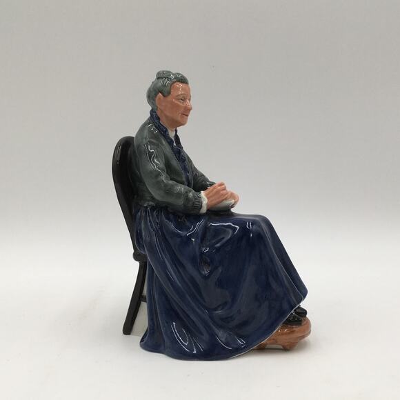Royal Doulton The Cup of Tea HN2322 Figurine Elderly Woman with Teacup 6.5" 1963 - Picture 2 of 6